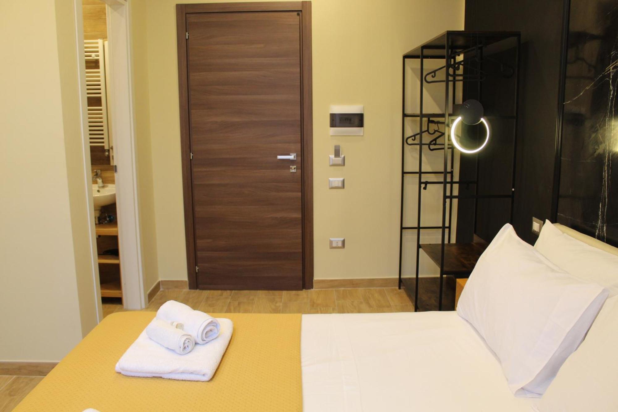Blackwoody Contemporary Rooms - Napoli Centro Storico Via Toledo Nápoles Exterior foto